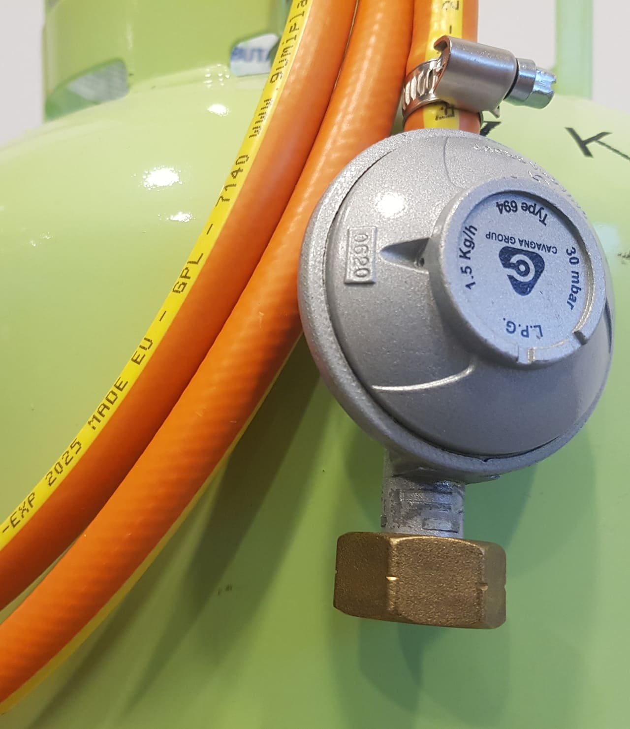 Zelena jeklenka z regulatorjem in cevjo